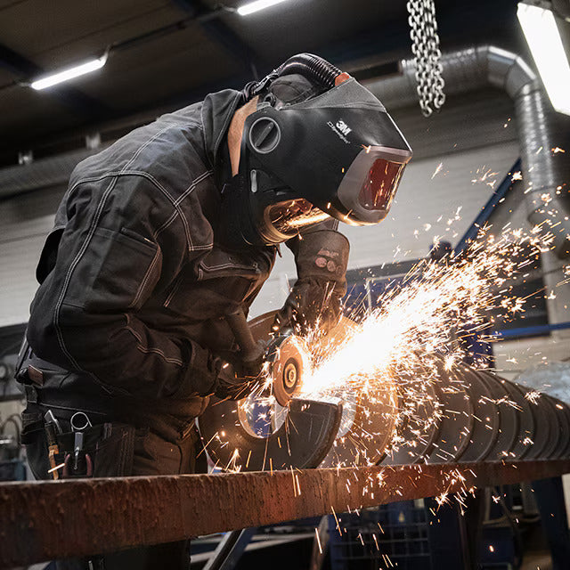 3M_Speedglas_Heavy_Duty_Welding_Helmet_-_G5-01 Action Shot